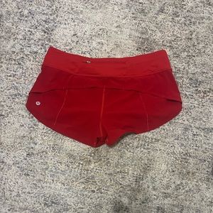red lululemon speed up shots. size 8. 2.5 inseam